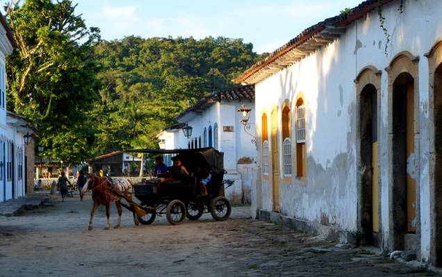 <strong>Paraty (RJ) </strong> Uma cidade colonial cujo centro foi completamente tombado como Patrimônio da Humanidade pela UNESCO que fica à beira do mar e ao pé da serra. Paraty tem de tudo: charmosas ruas de calçamento de pedra, edifícios históricos e lojinhas interessantes, boa oferta de restaurantes, uma agenda cultural efervescente, natureza exuberante, trilhas de diversos níveis de dificuldade, cachoeiras escondidas e cachoeiras acessíveis por transporte público e ainda praias belíssimas a menos de uma hora de passeio de barco. Os melhores hoteis e pousadas ficam dentro do Centro Histórico, em casarões antigos com pátios internos bem arborizados, quartos amplos e café da manhã que vai até tarde. <a href="https://www.booking.com/searchresults.pt-br.html?aid=332455&sid=605c56653290b80351df808102ac423d&sb=1&src=index&src_elem=sb&error_url=https%3A%2F%2Fwww.booking.com%2Findex.pt-br.html%3Faid%3D332455%3Bsid%3D605c56653290b80351df808102ac423d%3Bsb_price_type%3Dtotal%26%3B&ss=Paraty%2C+Estado+do+Rio+de+Janeiro%2C+Brasil&checkin_monthday=&checkin_month=&checkin_year=&checkout_monthday=&checkout_month=&checkout_year=&no_rooms=1&group_adults=2&group_children=0&b_h4u_keep_filters=&from_sf=1&ss_raw=PAraty&ac_position=0&ac_langcode=xb&dest_id=-659504&dest_type=city&place_id_lat=-23.217944&place_id_lon=-44.712917&search_pageview_id=7219849619730182&search_selected=true&search_pageview_id=7219849619730182&ac_suggestion_list_length=5&ac_suggestion_theme_list_length=0" target="_blank" rel="noopener"><em>Busque hospedagens em Paraty</em></a> <strong>Paraty (RJ) </strong> Uma cidade colonial cujo centro foi completamente tombado como Patrimônio da Humanidade pela UNESCO que fica à beira do mar e ao pé da serra. Paraty tem de tudo: charmosas ruas de calçamento de pedra, edifícios históricos e lojinhas interessantes, boa oferta de restaurantes, uma agenda cultural efervescente, natureza exuberante, trilhas de diversos níveis de dificuldade, cachoeiras escondidas e cachoeiras acessíveis por transporte público e ainda praias belíssimas a menos de uma hora de passeio de barco. Os melhores hoteis e pousadas ficam dentro do Centro Histórico, em casarões antigos com pátios internos bem arborizados, quartos amplos e café da manhã que vai até tarde. <a href="https://www.booking.com/searchresults.pt-br.html?aid=332455&sid=605c56653290b80351df808102ac423d&sb=1&src=index&src_elem=sb&error_url=https%3A%2F%2Fwww.booking.com%2Findex.pt-br.html%3Faid%3D332455%3Bsid%3D605c56653290b80351df808102ac423d%3Bsb_price_type%3Dtotal%26%3B&ss=Paraty%2C+Estado+do+Rio+de+Janeiro%2C+Brasil&checkin_monthday=&checkin_month=&checkin_year=&checkout_monthday=&checkout_month=&checkout_year=&no_rooms=1&group_adults=2&group_children=0&b_h4u_keep_filters=&from_sf=1&ss_raw=PAraty&ac_position=0&ac_langcode=xb&dest_id=-659504&dest_type=city&place_id_lat=-23.217944&place_id_lon=-44.712917&search_pageview_id=7219849619730182&search_selected=true&search_pageview_id=7219849619730182&ac_suggestion_list_length=5&ac_suggestion_theme_list_length=0" target="_blank" rel="noopener"><em>Busque hospedagens em Paraty</em></a>