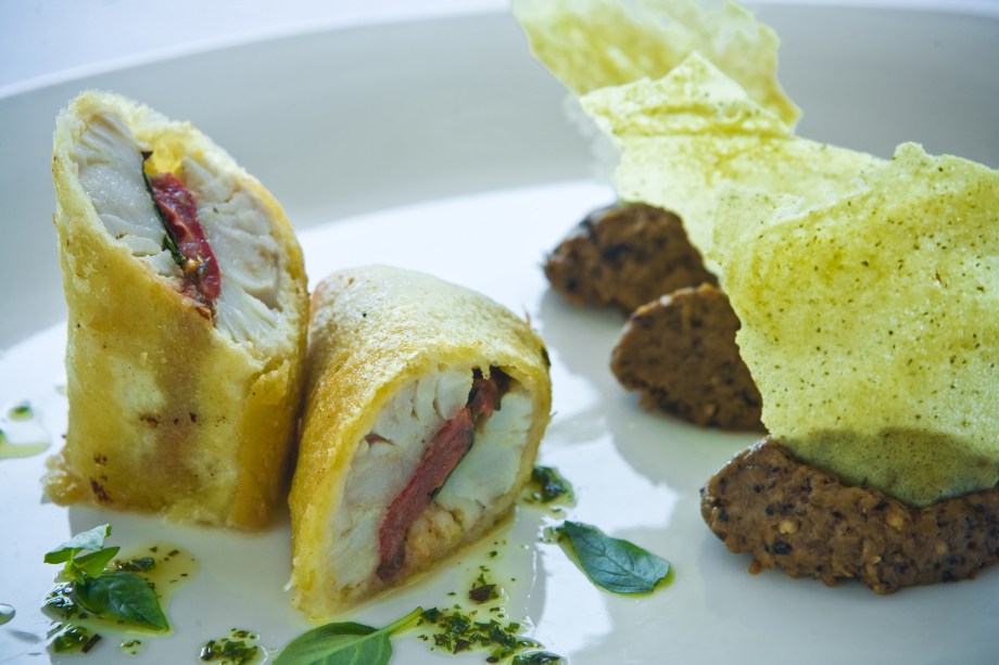 Pargo envolto em folhado de massa de arroz do restaurante Fasano Al Mare, no Rio de Janeiro