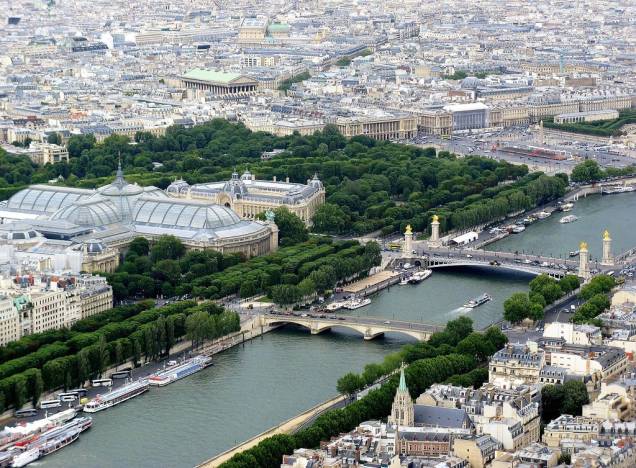 O rio Sena é vencido por diversas pontes na região de Paris, como a des Invalides e a ornamentada Alexandre III