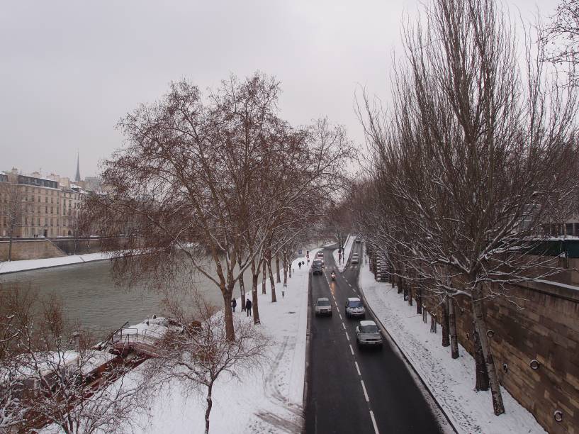 Paris é romântica o ano inteiro. Durante o inverno, há uma atmosfera que inspira mais ainda os casais e as famílias que visitam a cidade, que experimentam uma dose maior de sossego