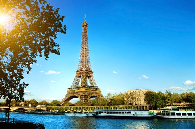 A Torre Eiffel no verão parisiense A Torre Eiffel no verão parisiense