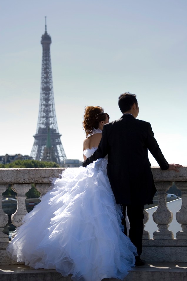 <strong>Paris, França</strong>    O romantismo que a Cidade Luz exala é capaz de fazer até os casais mais neuróticos darem uma trégua nas briguinhas. Imagine, portanto, uma cerimônia de casamento na Place Vendôme. Ou então nas proximidades da <a href="https://viajeaqui.abril.com.br/estabelecimentos/franca-paris-atracao-champs-elysees" rel="Champs Élysées" target="_blank">Champs Élysées</a>, seguido de um passeio pela <a href="https://viajeaqui.abril.com.br/estabelecimentos/franca-paris-atracao-torre-eiffel" rel="Torre Eiffel" target="_blank">Torre Eiffel</a>. Há poucas coisas tão parisienses quanto essas possíveis festas que a empresa <a href="https://www.weddingsinfrance.com/destination_wedding_locations/ile_de_france_paris/weddings_in_paris.html" rel="Weddings in France" target="_blank">Weddings in France</a> prepara. Em <strong><a href="https://viajeaqui.abril.com.br/cidades/franca-paris" rel="Paris" target="_blank">Paris</a>,</strong> há procedimentos adaptados para várias religiões, celebração em castelos franceses e até aluguel de helicóptero para os noivos.