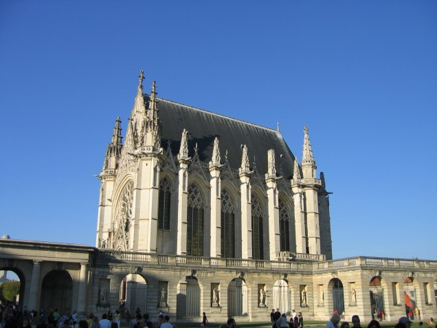 A <a href="https://viajeaqui.abril.com.br/estabelecimentos/franca-paris-atracao-saint-chapelle" rel="Saint Chapelle" target="_blank">Saint Chapelle</a> foi danificada durante a Revolução Francesa e restaurada no século 19; hoje, é um dos símbolos de <a href="https://viajeaqui.abril.com.br/cidades/franca-paris" rel="Paris" target="_blank">Paris</a>