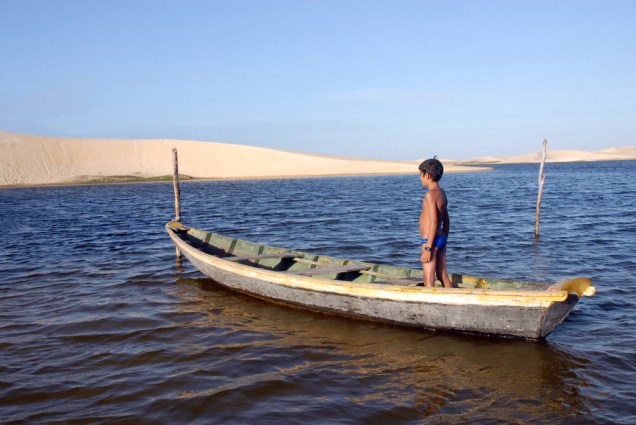 Cenário marcado por dunas, a Lagoa do Portinho tem bares, restaurantes, passeios de lancha, banana boat e caiaque