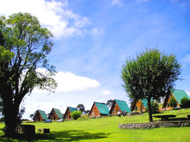 <strong><a href="https://viajeaqui.abril.com.br/estabelecimentos/br-rs-sao-francisco-de-paula-hospedagem-pousada-parque-das-cascatas" rel="Parque das Cascatas" target="_self">Parque das Cascatas</a>, <a href="https://viajeaqui.abril.com.br/cidades/br-rs-sao-francisco-de-paula" rel="São Francisco de Paula" target="_self">São Francisco de Paula</a>, <a href="https://viajeaqui.abril.com.br/estados/br-rio-grande-do-sul" rel="Rio Grande do Sul" target="_self">Rio Grande do Sul</a></strong> Vizinha de <a href="https://viajeaqui.abril.com.br/cidades/br-rs-gramado" rel="Gramado" target="_self">Gramado</a> e <a href="https://viajeaqui.abril.com.br/cidades/br-rs-canela" rel="Canela" target="_self">Canela</a>, só que bem mais sossegada, essa cidadezinha na Serra Gaúcha tem ótimas opções de hospedagem em meio à natureza. Na Pousada <a href="https://www.parquedascascatas.com.br/" rel="Parque das Cascatas" target="_blank">Parque das Cascatas</a>, por exemplo, há acomodações rústicas e uma área verde bacana pra quem deseja acampar, com restaurante, banheiros coletivos, churrasqueiras e piscina <strong><a href="https://viajeaqui.abril.com.br/estabelecimentos/br-rs-sao-francisco-de-paula-hospedagem-pousada-parque-das-cascatas" rel="Parque das Cascatas" target="_self">Parque das Cascatas</a>, <a href="https://viajeaqui.abril.com.br/cidades/br-rs-sao-francisco-de-paula" rel="São Francisco de Paula" target="_self">São Francisco de Paula</a>, <a href="https://viajeaqui.abril.com.br/estados/br-rio-grande-do-sul" rel="Rio Grande do Sul" target="_self">Rio Grande do Sul</a></strong> Vizinha de <a href="https://viajeaqui.abril.com.br/cidades/br-rs-gramado" rel="Gramado" target="_self">Gramado</a> e <a href="https://viajeaqui.abril.com.br/cidades/br-rs-canela" rel="Canela" target="_self">Canela</a>, só que bem mais sossegada, essa cidadezinha na Serra Gaúcha tem ótimas opções de hospedagem em meio à natureza. Na Pousada <a href="https://www.parquedascascatas.com.br/" rel="Parque das Cascatas" target="_blank">Parque das Cascatas</a>, por exemplo, há acomodações rústicas e uma área verde bacana pra quem deseja acampar, com restaurante, banheiros coletivos, churrasqueiras e piscina