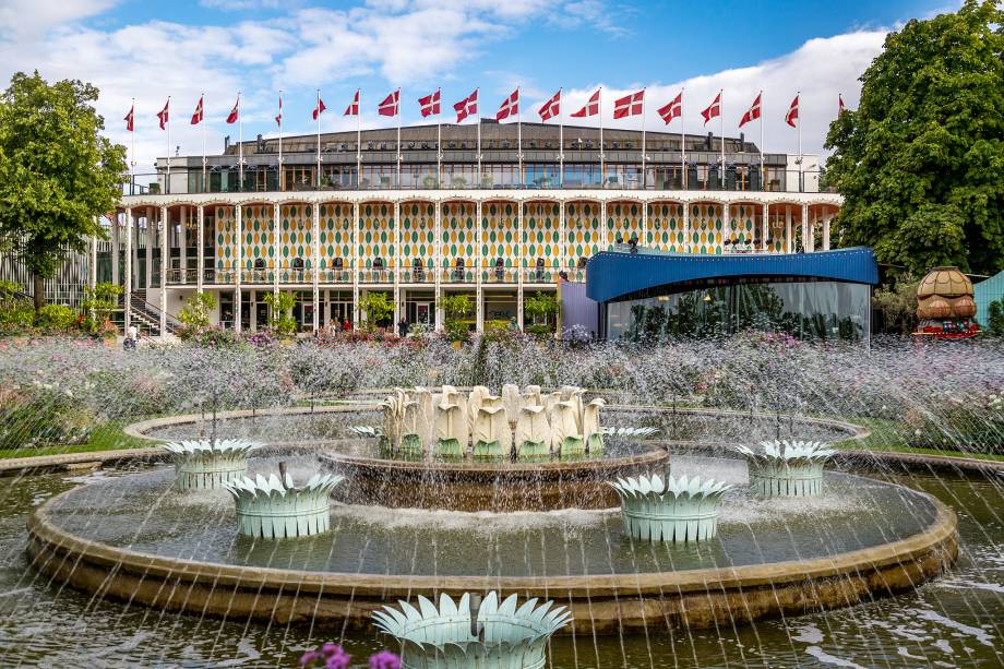 Uma das grandes atrações do <a href="https://viajeaqui.abril.com.br/estabelecimentos/dinamarca-copenhague-atracao-tivoli" rel="Tivoli" target="_blank">Tivoli</a> é este teatro, inaugurado em 1874 pelo arquiteto dinamarquês Vilhelm Dahlerup, que também projetou o teatro real da cidade de <a href="https://viajeaqui.abril.com.br/cidades/dinamarca-copenhague" rel="Copenhague" target="_blank">Copenhague</a>