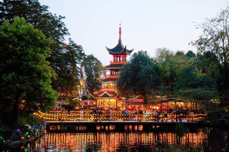 Um dos melhores horários para visitar o parque <a href="https://viajeaqui.abril.com.br/estabelecimentos/dinamarca-copenhague-atracao-tivoli" rel="Tivoli" target="_blank">Tivoli</a> é ao pôr do sol, quando as luzes dos prédios e das atrações se acendem, dando ao lugar um clima bem romântico