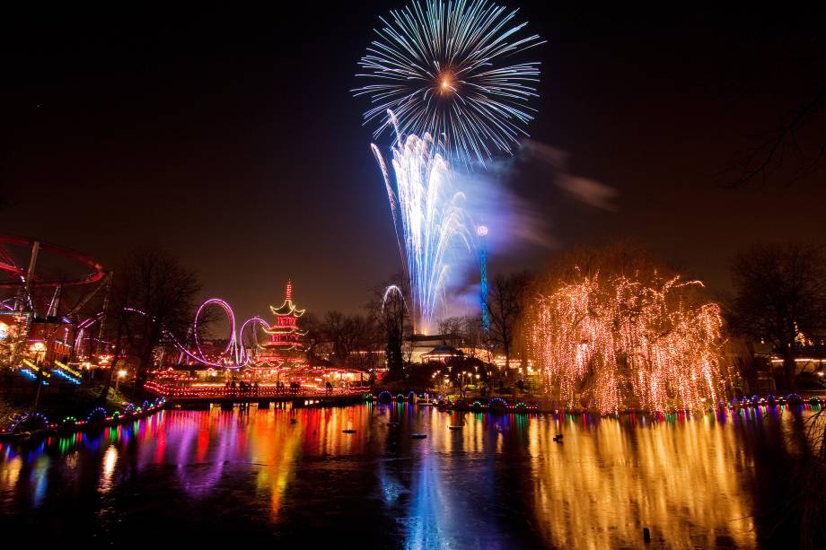 Há shows de fogos de artifício todos os sábados, ao anoitecer, no <a href="https://viajeaqui.abril.com.br/estabelecimentos/dinamarca-copenhague-atracao-tivoli" rel="Tivoli" target="_blank">Tivoli</a>, em <a href="https://viajeaqui.abril.com.br/cidades/dinamarca-copenhague" rel="Copenhague" target="_blank">Copenhague</a>