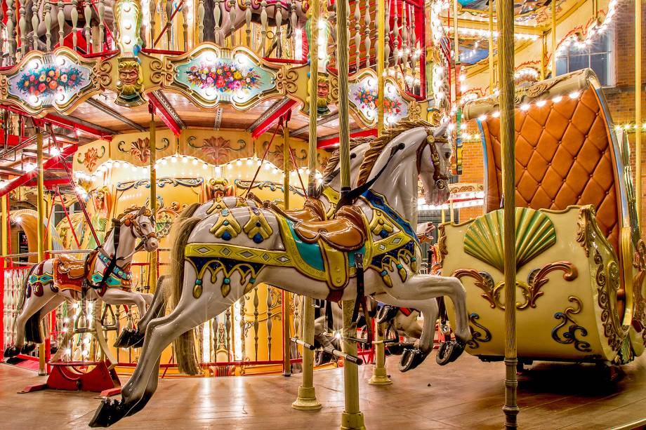 O <a href="https://viajeaqui.abril.com.br/estabelecimentos/dinamarca-copenhague-atracao-tivoli" rel="parque de diversões Tivoli" target="_blank">parque de diversões Tivoli</a>, em <a href="https://viajeaqui.abril.com.br/cidades/dinamarca-copenhague" rel="Copenhague" target="_blank">Copenhague</a>, na <a href="https://viajeaqui.abril.com.br/paises/dinamarca" rel="Dinamarca" target="_blank">Dinamarca</a>, é o segundo mais antigo do planeta: foi fundado em 1843 - e desde então, é uma das principais atrações da cidade. Só perde para o Dyrehavsbakken, que também fica na Dinamarca