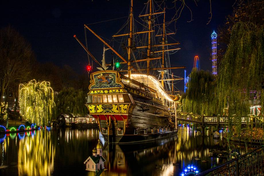 É possível fazer um piquenique em uma das mesas ao ar livre; para os que chegarem desavisados, o <a href="https://viajeaqui.abril.com.br/estabelecimentos/dinamarca-copenhague-atracao-tivoli" rel="parque Tivoli" target="_blank">parque Tivoli</a> também tem diversos restaurantes, cujos cardápios variam da tradicional cozinha dinamarquesa à asiática