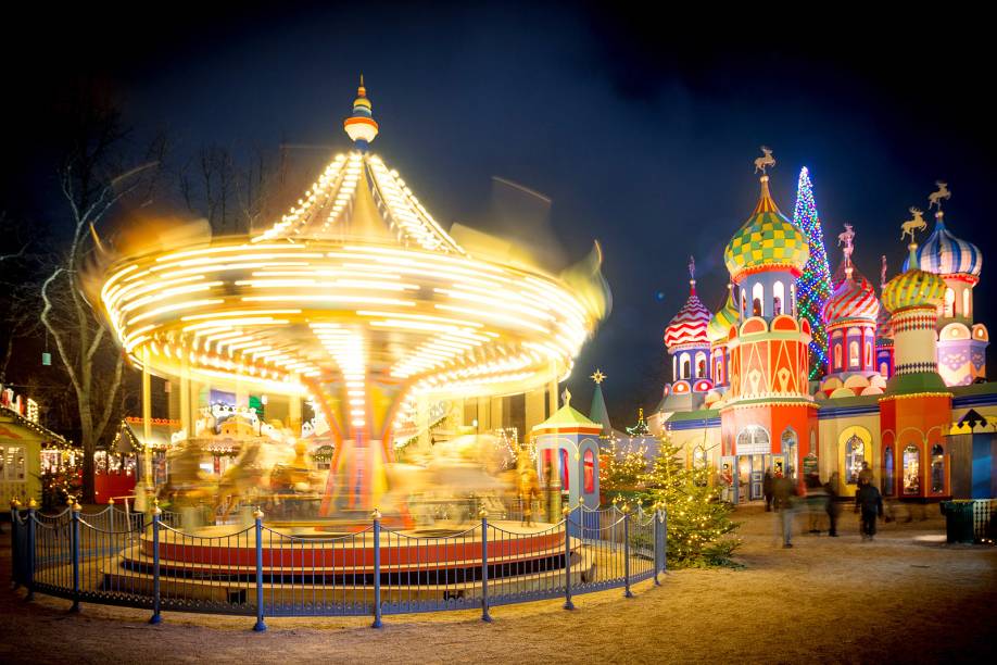 Hans Christian Andersen, famoso escritor de contos de fada, já visitou o parque <a href="https://viajeaqui.abril.com.br/estabelecimentos/dinamarca-copenhague-atracao-tivoli" rel="Tivoli" target="_blank">Tivoli</a> - o segundo mais antigo do planeta