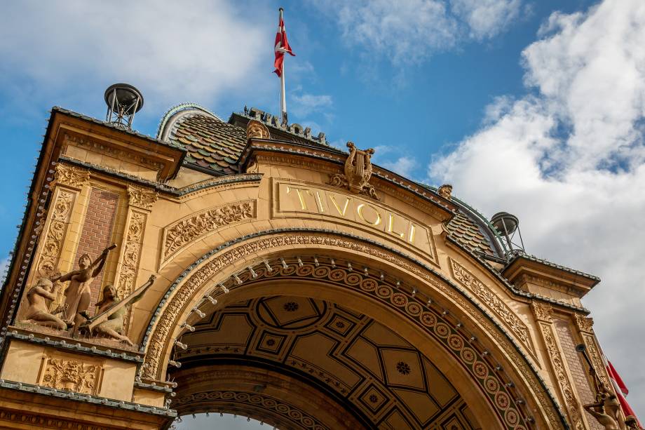Detalhe do arco da entrada principal do parque <a href="https://viajeaqui.abril.com.br/estabelecimentos/dinamarca-copenhague-atracao-tivoli" rel="Tivoli" target="_blank">Tivoli</a>, em <a href="https://viajeaqui.abril.com.br/cidades/dinamarca-copenhague" rel="Copenhague" target="_blank">Copenhague</a>