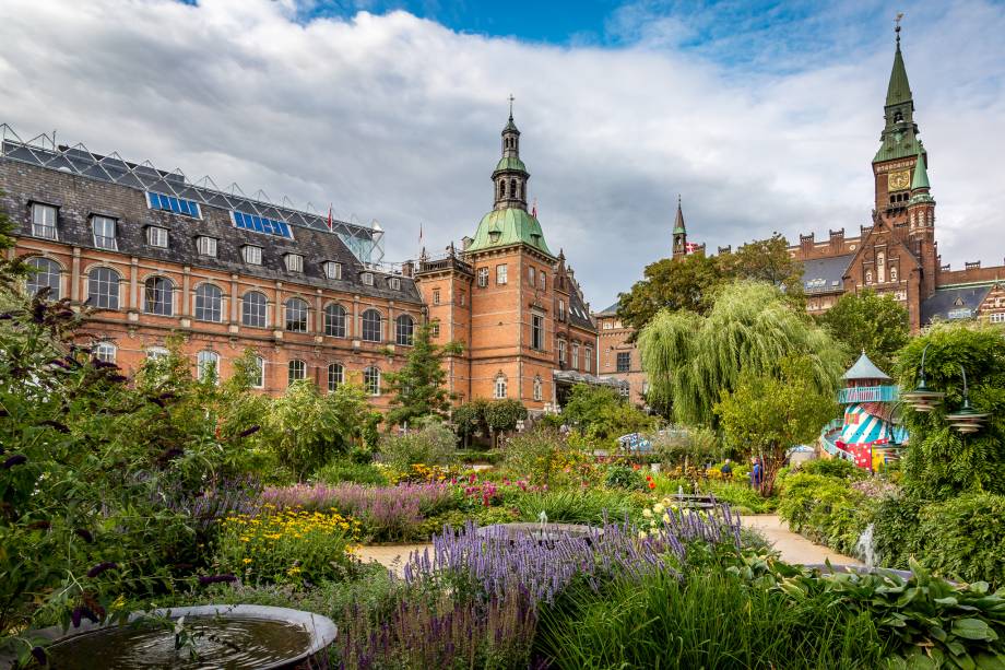 Além dos brinquedos que garantem a diversão das crianças, o parque <a href="https://viajeaqui.abril.com.br/estabelecimentos/dinamarca-copenhague-atracao-tivoli" rel="Tivoli" target="_blank">Tivoli</a> ainda tem edifícios com arquiteturas exóticas, prédios históricos e jardins exuberantes