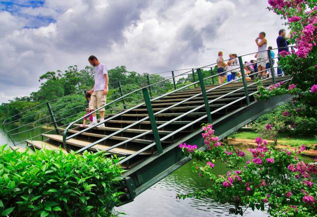 A ponte sobre o lago do Parque do Ibirapuera, em São Paulo, é um dos pontos mais frequentados do lugar
