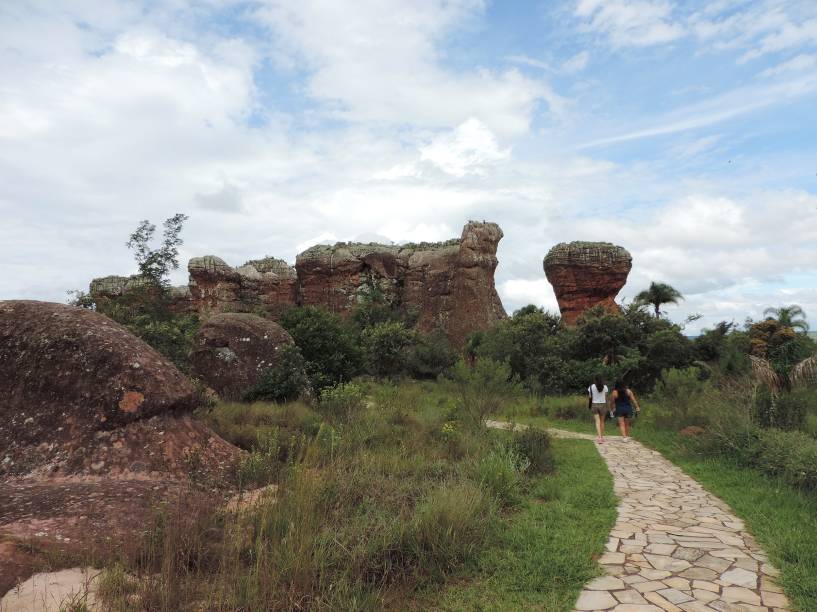 As formações areníticas do <a href="https://viajeaqui.abril.com.br/estabelecimentos/br-pr-ponta-grossa-atracao-parque-estadual-de-vila-velha" rel="Parque Estadual Vila Velha" target="_blank">Parque Estadual Vila Velha</a>, em <a href="https://viajeaqui.abril.com.br/cidades/br-pr-ponta-grossa" rel="Ponta Grossa" target="_blank">Ponta Grossa</a>, no <a href="https://viajeaqui.abril.com.br/estados/br-parana" rel="Paraná" target="_blank">Paraná</a>, já podem ser vistas a partir da estrada
