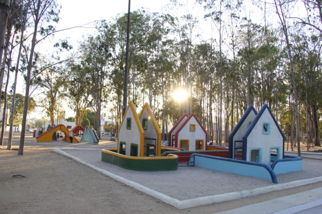 Parque Euclides Dourado, onde moradores se encontram para praticar exercícios