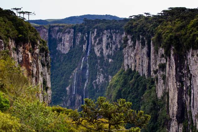 <strong><a href="https://www.icmbio.gov.br/parnaaparadosdaserra/guia-do-visitante.html" target="_blank" rel="noopener">Parque Nacional Aparados da Serra</a>, Cambará do Sul, Rio Grande do Sul, Brasil</strong> Trilhas e cachoeiras marcam a paisagem espetacular dessa linda cidade gaúcha. É aqui que fica o cênico cânion do Itaimbezinho, com 720 m de profundidade e explorado em larga escala por turistas aventureiros <em><a href="https://www.booking.com/searchresults.pt-br.html?aid=332455&sid=b6bf542626b1a2c7a9951e44506f270a&sb=1&src=searchresults&src_elem=sb&error_url=https%3A%2F%2Fwww.booking.com%2Fsearchresults.pt-br.html%3Faid%3D332455%3Bsid%3Db6bf542626b1a2c7a9951e44506f270a%3Btmpl%3Dsearchresults%3Bac_click_type%3Db%3Bac_position%3D0%3Bclass_interval%3D1%3Bdest_id%3D38%3Bdest_type%3Dcountry%3Bdtdisc%3D0%3Bfrom_sf%3D1%3Bgroup_adults%3D2%3Bgroup_children%3D0%3Binac%3D0%3Bindex_postcard%3D0%3Blabel_click%3Dundef%3Bno_rooms%3D1%3Boffset%3D0%3Bpostcard%3D0%3Braw_dest_type%3Dcountry%3Broom1%3DA%252CA%3Bsb_price_type%3Dtotal%3Bsearch_selected%3D1%3Bshw_aparth%3D1%3Bslp_r_match%3D0%3Bsrc%3Dsearchresults%3Bsrc_elem%3Dsb%3Bsrpvid%3Dcb5f8376b21d0285%3Bss%3DCanad%25C3%25A1%3Bss_all%3D0%3Bss_raw%3Dcanada%3Bssb%3Dempty%3Bsshis%3D0%3Bssne%3DNahanni%2520National%2520Park%2520Reserve%2520of%2520Canada%252C%2520Fort%2520Smith%252C%2520Unorganized%252C%2520NT%252C%2520Canada%3Bssne_untouched%3DNahanni%2520National%2520Park%2520Reserve%2520of%2520Canada%252C%2520Fort%2520Smith%252C%2520Unorganized%252C%2520NT%252C%2520Canada%3Btop_ufis%3D1%26%3B&ss=Aparados+da+Serra+National+Park+-+Rodovia+RS+429+-+Zona+Rural%2C+Cambar%C3%A1+do+Sul+-+RS%2C+Brazil&is_ski_area=&ssne=Canad%C3%A1&ssne_untouched=Canad%C3%A1&checkin_monthday=&checkin_month=&checkin_year=&checkout_monthday=&checkout_month=&checkout_year=&group_adults=2&group_children=0&no_rooms=1&from_sf=1&ss_raw=Parque+Nacional+Aparados+da+Serra&ac_position=1&ac_click_type=g&dest_id=ChIJJ5kl0yg275QRcnKeyHLNBYM&dest_type=landmark&place_id=ChIJJ5kl0yg275QRcnKeyHLNBYM&place_id_lat=-29.1825519&place_id_lon=-50.0987825&place_types=tourist_attraction%2Cpark%2Cpoint_of_interest%2Cestablishment&search_pageview_id=cb5f8376b21d0285&search_selected=true" target="_blank" rel="noopener">Veja preços de hotéis em Cambará do Sul no Booking.com</a></em> <strong><a href="https://www.icmbio.gov.br/parnaaparadosdaserra/guia-do-visitante.html" target="_blank" rel="noopener">Parque Nacional Aparados da Serra</a>, Cambará do Sul, Rio Grande do Sul, Brasil</strong> Trilhas e cachoeiras marcam a paisagem espetacular dessa linda cidade gaúcha. É aqui que fica o cênico cânion do Itaimbezinho, com 720 m de profundidade e explorado em larga escala por turistas aventureiros <em><a href="https://www.booking.com/searchresults.pt-br.html?aid=332455&sid=b6bf542626b1a2c7a9951e44506f270a&sb=1&src=searchresults&src_elem=sb&error_url=https%3A%2F%2Fwww.booking.com%2Fsearchresults.pt-br.html%3Faid%3D332455%3Bsid%3Db6bf542626b1a2c7a9951e44506f270a%3Btmpl%3Dsearchresults%3Bac_click_type%3Db%3Bac_position%3D0%3Bclass_interval%3D1%3Bdest_id%3D38%3Bdest_type%3Dcountry%3Bdtdisc%3D0%3Bfrom_sf%3D1%3Bgroup_adults%3D2%3Bgroup_children%3D0%3Binac%3D0%3Bindex_postcard%3D0%3Blabel_click%3Dundef%3Bno_rooms%3D1%3Boffset%3D0%3Bpostcard%3D0%3Braw_dest_type%3Dcountry%3Broom1%3DA%252CA%3Bsb_price_type%3Dtotal%3Bsearch_selected%3D1%3Bshw_aparth%3D1%3Bslp_r_match%3D0%3Bsrc%3Dsearchresults%3Bsrc_elem%3Dsb%3Bsrpvid%3Dcb5f8376b21d0285%3Bss%3DCanad%25C3%25A1%3Bss_all%3D0%3Bss_raw%3Dcanada%3Bssb%3Dempty%3Bsshis%3D0%3Bssne%3DNahanni%2520National%2520Park%2520Reserve%2520of%2520Canada%252C%2520Fort%2520Smith%252C%2520Unorganized%252C%2520NT%252C%2520Canada%3Bssne_untouched%3DNahanni%2520National%2520Park%2520Reserve%2520of%2520Canada%252C%2520Fort%2520Smith%252C%2520Unorganized%252C%2520NT%252C%2520Canada%3Btop_ufis%3D1%26%3B&ss=Aparados+da+Serra+National+Park+-+Rodovia+RS+429+-+Zona+Rural%2C+Cambar%C3%A1+do+Sul+-+RS%2C+Brazil&is_ski_area=&ssne=Canad%C3%A1&ssne_untouched=Canad%C3%A1&checkin_monthday=&checkin_month=&checkin_year=&checkout_monthday=&checkout_month=&checkout_year=&group_adults=2&group_children=0&no_rooms=1&from_sf=1&ss_raw=Parque+Nacional+Aparados+da+Serra&ac_position=1&ac_click_type=g&dest_id=ChIJJ5kl0yg275QRcnKeyHLNBYM&dest_type=landmark&place_id=ChIJJ5kl0yg275QRcnKeyHLNBYM&place_id_lat=-29.1825519&place_id_lon=-50.0987825&place_types=tourist_attraction%2Cpark%2Cpoint_of_interest%2Cestablishment&search_pageview_id=cb5f8376b21d0285&search_selected=true" target="_blank" rel="noopener">Veja preços de hotéis em Cambará do Sul no Booking.com</a></em>