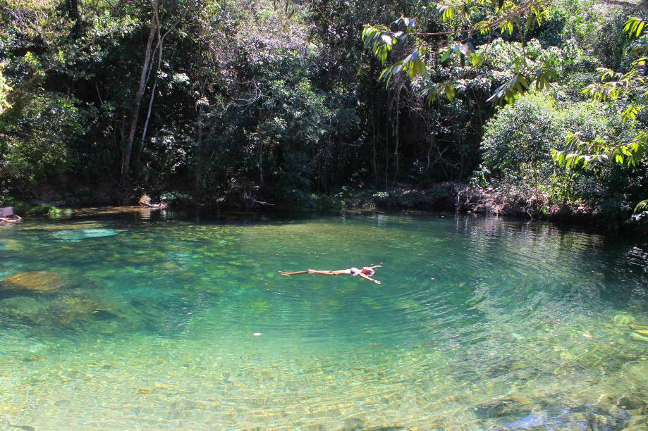 <strong><a href="https://viajeaqui.abril.com.br/cidades/br-go-chapada-dos-veadeiros">Parque Nacional da Chapada dos Veadeiros (GO)</a> </strong>Considerada Patrimônio Natural Mundial pela Unesco, a Chapada dos Veadeiros fica a 2h30 de carro a partir de Brasília. A vila de São Jorge é a porta de entrada do parque nacional, que abriga belas cachoeiras e formações rochosas. Para fazer as duas trilhas disponíveis no parque, é preciso ter um monitor. Uma delas, com 10 quilômetros (ida e volta), <a href="https://viajeaqui.abril.com.br/estabelecimentos/br-go-alto-paraiso-de-goias-atracao-salto-do-rio-preto-e-cachoeira-do-garimpao">leva à Cachoeira do Garimpão</a> (80 metros), com bons poços para banho. A <a href="https://viajeaqui.abril.com.br/estabelecimentos/br-go-alto-paraiso-de-goias-atracao-canions-1-e-2-do-rio-preto-e-cachoeira-da-cariocas">outra trilha</a>, com boas paradas para banho em poços, leva para os Cânions 1 e 2 do Rio Preto,  trajeto que leva mais de 3 horas. Mais 40 minutos de caminhada levam até a Cachoeira das Cariocas, com 30 metros de altura