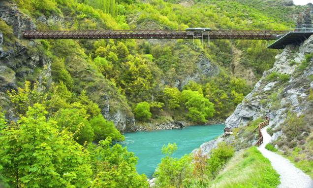 <strong><a href="https://www.doc.govt.nz/parks-and-recreation/places-to-go/fiordland/places/fiordland-national-park/" target="_blank" rel="noopener">Parque Nacional de Fiordland</a>, Nova Zelândia</strong> É considerado um dos principais pontos turísticos do país. Os fiordes que compõem a região formam uma paisagem cênica, que já serviu como pano de fundo para o filme <em>O Senhor dos Anéis</em>. O famoso fiorde de Milford Sound fica aqui <em><a href="https://www.booking.com/searchresults.pt-br.html?aid=332455&sid=b6bf542626b1a2c7a9951e44506f270a&sb=1&src=searchresults&src_elem=sb&error_url=https%3A%2F%2Fwww.booking.com%2Fsearchresults.pt-br.html%3Faid%3D332455%3Bsid%3Db6bf542626b1a2c7a9951e44506f270a%3Btmpl%3Dsearchresults%3Bac_click_type%3Db%3Bac_position%3D0%3Bclass_interval%3D1%3Bdest_id%3D2586%3Bdest_type%3Dregion%3Bdtdisc%3D0%3Bfrom_sf%3D1%3Bgroup_adults%3D2%3Bgroup_children%3D0%3Binac%3D0%3Bindex_postcard%3D0%3Blabel_click%3Dundef%3Bno_rooms%3D1%3Boffset%3D0%3Bpostcard%3D0%3Braw_dest_type%3Dregion%3Broom1%3DA%252CA%3Bsb_price_type%3Dtotal%3Bsearch_selected%3D1%3Bshw_aparth%3D1%3Bslp_r_match%3D0%3Bsrc%3Dsearchresults%3Bsrc_elem%3Dsb%3Bsrpvid%3D50e58093b4a2005d%3Bss%3DSnowdonia%252C%2520Reino%2520Unido%3Bss_all%3D0%3Bss_raw%3Dsnowdonia%3Bssb%3Dempty%3Bsshis%3D0%3Bssne%3DSurf%2520Snowdonia%3Bssne_untouched%3DSurf%2520Snowdonia%3Btop_ufis%3D1%26%3B&ss=Fiordland+National+Park%2C+Nova+Zel%C3%A2ndia&is_ski_area=&ssne=Snowdonia&ssne_untouched=Snowdonia&checkin_monthday=&checkin_month=&checkin_year=&checkout_monthday=&checkout_month=&checkout_year=&group_adults=2&group_children=0&no_rooms=1&from_sf=1&ss_raw=fiordland+national+park&ac_position=0&ac_langcode=xb&ac_click_type=b&dest_id=4176&dest_type=region&place_id_lat=-45.425373&place_id_lon=167.714447&search_pageview_id=50e58093b4a2005d&search_selected=true®ion_type=free_region&search_pageview_id=50e58093b4a2005d&ac_suggestion_list_length=5&ac_suggestion_theme_list_length=0" target="_blank" rel="noopener">Veja preços de hotéis na região de Fiordland no Booking.com</a></em> <strong><a href="https://www.doc.govt.nz/parks-and-recreation/places-to-go/fiordland/places/fiordland-national-park/" target="_blank" rel="noopener">Parque Nacional de Fiordland</a>, Nova Zelândia</strong> É considerado um dos principais pontos turísticos do país. Os fiordes que compõem a região formam uma paisagem cênica, que já serviu como pano de fundo para o filme <em>O Senhor dos Anéis</em>. O famoso fiorde de Milford Sound fica aqui <em><a href="https://www.booking.com/searchresults.pt-br.html?aid=332455&sid=b6bf542626b1a2c7a9951e44506f270a&sb=1&src=searchresults&src_elem=sb&error_url=https%3A%2F%2Fwww.booking.com%2Fsearchresults.pt-br.html%3Faid%3D332455%3Bsid%3Db6bf542626b1a2c7a9951e44506f270a%3Btmpl%3Dsearchresults%3Bac_click_type%3Db%3Bac_position%3D0%3Bclass_interval%3D1%3Bdest_id%3D2586%3Bdest_type%3Dregion%3Bdtdisc%3D0%3Bfrom_sf%3D1%3Bgroup_adults%3D2%3Bgroup_children%3D0%3Binac%3D0%3Bindex_postcard%3D0%3Blabel_click%3Dundef%3Bno_rooms%3D1%3Boffset%3D0%3Bpostcard%3D0%3Braw_dest_type%3Dregion%3Broom1%3DA%252CA%3Bsb_price_type%3Dtotal%3Bsearch_selected%3D1%3Bshw_aparth%3D1%3Bslp_r_match%3D0%3Bsrc%3Dsearchresults%3Bsrc_elem%3Dsb%3Bsrpvid%3D50e58093b4a2005d%3Bss%3DSnowdonia%252C%2520Reino%2520Unido%3Bss_all%3D0%3Bss_raw%3Dsnowdonia%3Bssb%3Dempty%3Bsshis%3D0%3Bssne%3DSurf%2520Snowdonia%3Bssne_untouched%3DSurf%2520Snowdonia%3Btop_ufis%3D1%26%3B&ss=Fiordland+National+Park%2C+Nova+Zel%C3%A2ndia&is_ski_area=&ssne=Snowdonia&ssne_untouched=Snowdonia&checkin_monthday=&checkin_month=&checkin_year=&checkout_monthday=&checkout_month=&checkout_year=&group_adults=2&group_children=0&no_rooms=1&from_sf=1&ss_raw=fiordland+national+park&ac_position=0&ac_langcode=xb&ac_click_type=b&dest_id=4176&dest_type=region&place_id_lat=-45.425373&place_id_lon=167.714447&search_pageview_id=50e58093b4a2005d&search_selected=true®ion_type=free_region&search_pageview_id=50e58093b4a2005d&ac_suggestion_list_length=5&ac_suggestion_theme_list_length=0" target="_blank" rel="noopener">Veja preços de hotéis na região de Fiordland no Booking.com</a></em>