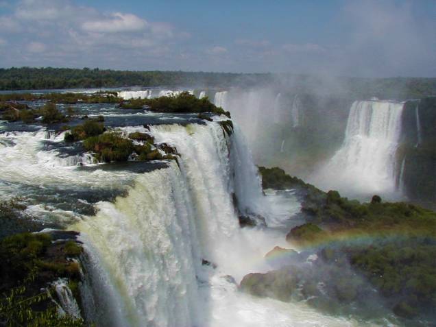 <strong><a href="https://cataratasdoiguacu.com.br/" target="_blank" rel="noopener">Parque Nacional do Iguaçu</a>, Foz do Iguaçu, Paraná, Brasil:</strong> Difícil encontrar um brasileiro que alguma vez não tenha sonhado em visitar as belíssimas cataratas que marcam o parque. Com quase 190 mil hectares, a região é cercada de projetos que visam a conservação da Mata Atlântica <em><a href="https://www.booking.com/searchresults.pt-br.html?aid=332455&sid=b6bf542626b1a2c7a9951e44506f270a&sb=1&src=searchresults&src_elem=sb&error_url=https%3A%2F%2Fwww.booking.com%2Fsearchresults.pt-br.html%3Faid%3D332455%3Bsid%3Db6bf542626b1a2c7a9951e44506f270a%3Btmpl%3Dsearchresults%3Bac_click_type%3Db%3Bac_position%3D0%3Bclass_interval%3D1%3Bdest_id%3D94393%3Bdest_type%3Dlandmark%3Bdtdisc%3D0%3Bfrom_sf%3D1%3Bgroup_adults%3D2%3Bgroup_children%3D0%3Binac%3D0%3Bindex_postcard%3D0%3Blabel_click%3Dundef%3Bno_rooms%3D1%3Boffset%3D0%3Bpostcard%3D0%3Braw_dest_type%3Dlandmark%3Broom1%3DA%252CA%3Bsb_price_type%3Dtotal%3Bsearch_selected%3D1%3Bshw_aparth%3D1%3Bslp_r_match%3D0%3Bsrc%3Dsearchresults%3Bsrc_elem%3Dsb%3Bsrpvid%3De45d7f9b9e96013f%3Bss%3DCentro%2520de%2520Informa%25C3%25A7%25C3%25B5es%2520do%2520Parque%2520Nacional%2520Triglav%252C%2520Bohinj%252C%2520Gorenjska%252C%2520Eslov%25C3%25AAnia%3Bss_all%3D0%3Bss_raw%3DParque%2520Nacional%2520do%2520Triglav%3Bssb%3Dempty%3Bsshis%3D0%3Bssne%3DParque%2520Nacional%2520Yosemite%3Bssne_untouched%3DParque%2520Nacional%2520Yosemite%3Btop_ufis%3D1%26%3B&ss=Parque+Nacional+do+Igua%C3%A7u%2C+Puerto+Iguaz%C3%BA%2C+Misiones%2C+Argentina&is_ski_area=&ssne=Centro+de+Informa%C3%A7%C3%B5es+do+Parque+Nacional+Triglav&ssne_untouched=Centro+de+Informa%C3%A7%C3%B5es+do+Parque+Nacional+Triglav&checkin_monthday=&checkin_month=&checkin_year=&checkout_monthday=&checkout_month=&checkout_year=&group_adults=2&group_children=0&no_rooms=1&from_sf=1&ss_raw=Parque+Nacional+do+Igua%C3%A7u&ac_position=0&ac_langcode=xb&ac_click_type=b&dest_id=248648&dest_type=landmark&place_id_lat=-25.6764017189091&place_id_lon=-54.4388666391602&search_pageview_id=e45d7f9b9e96013f&search_selected=true&search_pageview_id=e45d7f9b9e96013f&ac_suggestion_list_length=3&ac_suggestion_theme_list_length=0" target="_blank" rel="noopener">Veja preços de hotéis em Foz do Iguaçu no Booking.com</a></em> <strong><a href="https://cataratasdoiguacu.com.br/" target="_blank" rel="noopener">Parque Nacional do Iguaçu</a>, Foz do Iguaçu, Paraná, Brasil:</strong> Difícil encontrar um brasileiro que alguma vez não tenha sonhado em visitar as belíssimas cataratas que marcam o parque. Com quase 190 mil hectares, a região é cercada de projetos que visam a conservação da Mata Atlântica <em><a href="https://www.booking.com/searchresults.pt-br.html?aid=332455&sid=b6bf542626b1a2c7a9951e44506f270a&sb=1&src=searchresults&src_elem=sb&error_url=https%3A%2F%2Fwww.booking.com%2Fsearchresults.pt-br.html%3Faid%3D332455%3Bsid%3Db6bf542626b1a2c7a9951e44506f270a%3Btmpl%3Dsearchresults%3Bac_click_type%3Db%3Bac_position%3D0%3Bclass_interval%3D1%3Bdest_id%3D94393%3Bdest_type%3Dlandmark%3Bdtdisc%3D0%3Bfrom_sf%3D1%3Bgroup_adults%3D2%3Bgroup_children%3D0%3Binac%3D0%3Bindex_postcard%3D0%3Blabel_click%3Dundef%3Bno_rooms%3D1%3Boffset%3D0%3Bpostcard%3D0%3Braw_dest_type%3Dlandmark%3Broom1%3DA%252CA%3Bsb_price_type%3Dtotal%3Bsearch_selected%3D1%3Bshw_aparth%3D1%3Bslp_r_match%3D0%3Bsrc%3Dsearchresults%3Bsrc_elem%3Dsb%3Bsrpvid%3De45d7f9b9e96013f%3Bss%3DCentro%2520de%2520Informa%25C3%25A7%25C3%25B5es%2520do%2520Parque%2520Nacional%2520Triglav%252C%2520Bohinj%252C%2520Gorenjska%252C%2520Eslov%25C3%25AAnia%3Bss_all%3D0%3Bss_raw%3DParque%2520Nacional%2520do%2520Triglav%3Bssb%3Dempty%3Bsshis%3D0%3Bssne%3DParque%2520Nacional%2520Yosemite%3Bssne_untouched%3DParque%2520Nacional%2520Yosemite%3Btop_ufis%3D1%26%3B&ss=Parque+Nacional+do+Igua%C3%A7u%2C+Puerto+Iguaz%C3%BA%2C+Misiones%2C+Argentina&is_ski_area=&ssne=Centro+de+Informa%C3%A7%C3%B5es+do+Parque+Nacional+Triglav&ssne_untouched=Centro+de+Informa%C3%A7%C3%B5es+do+Parque+Nacional+Triglav&checkin_monthday=&checkin_month=&checkin_year=&checkout_monthday=&checkout_month=&checkout_year=&group_adults=2&group_children=0&no_rooms=1&from_sf=1&ss_raw=Parque+Nacional+do+Igua%C3%A7u&ac_position=0&ac_langcode=xb&ac_click_type=b&dest_id=248648&dest_type=landmark&place_id_lat=-25.6764017189091&place_id_lon=-54.4388666391602&search_pageview_id=e45d7f9b9e96013f&search_selected=true&search_pageview_id=e45d7f9b9e96013f&ac_suggestion_list_length=3&ac_suggestion_theme_list_length=0" target="_blank" rel="noopener">Veja preços de hotéis em Foz do Iguaçu no Booking.com</a></em>