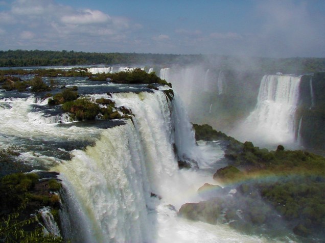 <strong><a href="https://cataratasdoiguacu.com.br/" target="_blank" rel="noopener">Parque Nacional do Iguaçu</a>, Foz do Iguaçu, Paraná, Brasil:</strong> Difícil encontrar um brasileiro que alguma vez não tenha sonhado em visitar as belíssimas cataratas que marcam o parque. Com quase 190 mil hectares, a região é cercada de projetos que visam a conservação da Mata Atlântica <em><a href="https://www.booking.com/searchresults.pt-br.html?aid=332455&sid=b6bf542626b1a2c7a9951e44506f270a&sb=1&src=searchresults&src_elem=sb&error_url=https%3A%2F%2Fwww.booking.com%2Fsearchresults.pt-br.html%3Faid%3D332455%3Bsid%3Db6bf542626b1a2c7a9951e44506f270a%3Btmpl%3Dsearchresults%3Bac_click_type%3Db%3Bac_position%3D0%3Bclass_interval%3D1%3Bdest_id%3D94393%3Bdest_type%3Dlandmark%3Bdtdisc%3D0%3Bfrom_sf%3D1%3Bgroup_adults%3D2%3Bgroup_children%3D0%3Binac%3D0%3Bindex_postcard%3D0%3Blabel_click%3Dundef%3Bno_rooms%3D1%3Boffset%3D0%3Bpostcard%3D0%3Braw_dest_type%3Dlandmark%3Broom1%3DA%252CA%3Bsb_price_type%3Dtotal%3Bsearch_selected%3D1%3Bshw_aparth%3D1%3Bslp_r_match%3D0%3Bsrc%3Dsearchresults%3Bsrc_elem%3Dsb%3Bsrpvid%3De45d7f9b9e96013f%3Bss%3DCentro%2520de%2520Informa%25C3%25A7%25C3%25B5es%2520do%2520Parque%2520Nacional%2520Triglav%252C%2520Bohinj%252C%2520Gorenjska%252C%2520Eslov%25C3%25AAnia%3Bss_all%3D0%3Bss_raw%3DParque%2520Nacional%2520do%2520Triglav%3Bssb%3Dempty%3Bsshis%3D0%3Bssne%3DParque%2520Nacional%2520Yosemite%3Bssne_untouched%3DParque%2520Nacional%2520Yosemite%3Btop_ufis%3D1%26%3B&ss=Parque+Nacional+do+Igua%C3%A7u%2C+Puerto+Iguaz%C3%BA%2C+Misiones%2C+Argentina&is_ski_area=&ssne=Centro+de+Informa%C3%A7%C3%B5es+do+Parque+Nacional+Triglav&ssne_untouched=Centro+de+Informa%C3%A7%C3%B5es+do+Parque+Nacional+Triglav&checkin_monthday=&checkin_month=&checkin_year=&checkout_monthday=&checkout_month=&checkout_year=&group_adults=2&group_children=0&no_rooms=1&from_sf=1&ss_raw=Parque+Nacional+do+Igua%C3%A7u&ac_position=0&ac_langcode=xb&ac_click_type=b&dest_id=248648&dest_type=landmark&place_id_lat=-25.6764017189091&place_id_lon=-54.4388666391602&search_pageview_id=e45d7f9b9e96013f&search_selected=true&search_pageview_id=e45d7f9b9e96013f&ac_suggestion_list_length=3&ac_suggestion_theme_list_length=0" target="_blank" rel="noopener">Veja preços de hotéis em Foz do Iguaçu no Booking.com</a></em>