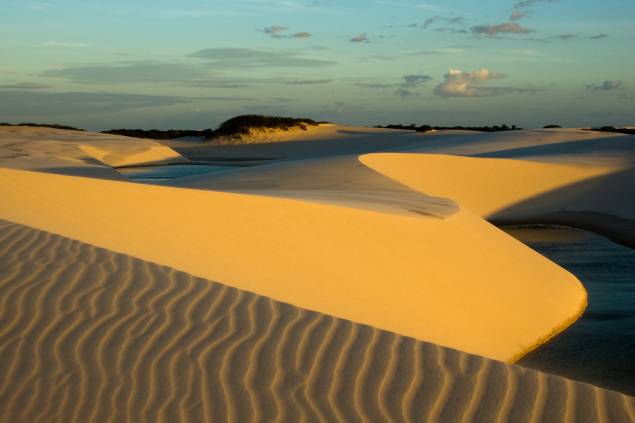 <strong><a href="https://www.icmbio.gov.br/parnalencoismaranhenses/guia-do-visitante.html" target="_blank" rel="noopener">Parque Nacional dos Lençóis Maranhenses</a>, Maranhão, Brasil</strong> A paisagem espetacular é formada por uma quantidade imensa de dunas, a se perder de vista: a área total do parque é de 186 mil hectares. Nos pequenos vales entre as dunas, há lagoas sazonais, que somem na época da seca <em><a href="https://www.booking.com/searchresults.pt-br.html?aid=332455&sid=b6bf542626b1a2c7a9951e44506f270a&sb=1&src=searchresults&src_elem=sb&error_url=https%3A%2F%2Fwww.booking.com%2Fsearchresults.pt-br.html%3Faid%3D332455%3Bsid%3Db6bf542626b1a2c7a9951e44506f270a%3Btmpl%3Dsearchresults%3Bac_click_type%3Db%3Bac_position%3D0%3Bclass_interval%3D1%3Bdest_id%3D248648%3Bdest_type%3Dlandmark%3Bdtdisc%3D0%3Bfrom_sf%3D1%3Bgroup_adults%3D2%3Bgroup_children%3D0%3Binac%3D0%3Bindex_postcard%3D0%3Blabel_click%3Dundef%3Bno_rooms%3D1%3Boffset%3D0%3Bpostcard%3D0%3Braw_dest_type%3Dlandmark%3Broom1%3DA%252CA%3Bsb_price_type%3Dtotal%3Bsearch_selected%3D1%3Bshw_aparth%3D1%3Bslp_r_match%3D0%3Bsrc%3Dsearchresults%3Bsrc_elem%3Dsb%3Bsrpvid%3Dd7e67fb9c7b30129%3Bss%3DParque%2520Nacional%2520do%2520Igua%25C3%25A7u%252C%2520Puerto%2520Iguaz%25C3%25BA%252C%2520Misiones%252C%2520Argentina%3Bss_all%3D0%3Bss_raw%3DParque%2520Nacional%2520do%2520Igua%25C3%25A7u%3Bssb%3Dempty%3Bsshis%3D0%3Bssne%3DCentro%2520de%2520Informa%25C3%25A7%25C3%25B5es%2520do%2520Parque%2520Nacional%2520Triglav%3Bssne_untouched%3DCentro%2520de%2520Informa%25C3%25A7%25C3%25B5es%2520do%2520Parque%2520Nacional%2520Triglav%3Btop_ufis%3D1%26%3B&ss=Parque+Nacional+dos+Len%C3%A7%C3%B3is+Maranhenses%2C+Barreirinhas+-+State+of+Maranh%C3%A3o%2C+Brazil&is_ski_area=&ssne=Parque+Nacional+do+Igua%C3%A7u&ssne_untouched=Parque+Nacional+do+Igua%C3%A7u&checkin_monthday=&checkin_month=&checkin_year=&checkout_monthday=&checkout_month=&checkout_year=&group_adults=2&group_children=0&no_rooms=1&from_sf=1&ss_raw=Parque+Nacional+dos+Len%C3%A7%C3%B3is+Maranhenses&ac_position=1&ac_click_type=g&dest_id=ChIJX745XuGe8QcR65t-1dCVKC0&dest_type=landmark&place_id=ChIJX745XuGe8QcR65t-1dCVKC0&place_id_lat=-2.4859385&place_id_lon=-43.128407&place_types=tourist_attraction%2Cpark%2Cpoint_of_interest%2Cestablishment&search_pageview_id=d7e67fb9c7b30129&search_selected=true" target="_blank" rel="noopener">Veja preços de hotéis na região dos Lençóis Maranhenses no Booking.com</a></em> <strong><a href="https://www.icmbio.gov.br/parnalencoismaranhenses/guia-do-visitante.html" target="_blank" rel="noopener">Parque Nacional dos Lençóis Maranhenses</a>, Maranhão, Brasil</strong> A paisagem espetacular é formada por uma quantidade imensa de dunas, a se perder de vista: a área total do parque é de 186 mil hectares. Nos pequenos vales entre as dunas, há lagoas sazonais, que somem na época da seca <em><a href="https://www.booking.com/searchresults.pt-br.html?aid=332455&sid=b6bf542626b1a2c7a9951e44506f270a&sb=1&src=searchresults&src_elem=sb&error_url=https%3A%2F%2Fwww.booking.com%2Fsearchresults.pt-br.html%3Faid%3D332455%3Bsid%3Db6bf542626b1a2c7a9951e44506f270a%3Btmpl%3Dsearchresults%3Bac_click_type%3Db%3Bac_position%3D0%3Bclass_interval%3D1%3Bdest_id%3D248648%3Bdest_type%3Dlandmark%3Bdtdisc%3D0%3Bfrom_sf%3D1%3Bgroup_adults%3D2%3Bgroup_children%3D0%3Binac%3D0%3Bindex_postcard%3D0%3Blabel_click%3Dundef%3Bno_rooms%3D1%3Boffset%3D0%3Bpostcard%3D0%3Braw_dest_type%3Dlandmark%3Broom1%3DA%252CA%3Bsb_price_type%3Dtotal%3Bsearch_selected%3D1%3Bshw_aparth%3D1%3Bslp_r_match%3D0%3Bsrc%3Dsearchresults%3Bsrc_elem%3Dsb%3Bsrpvid%3Dd7e67fb9c7b30129%3Bss%3DParque%2520Nacional%2520do%2520Igua%25C3%25A7u%252C%2520Puerto%2520Iguaz%25C3%25BA%252C%2520Misiones%252C%2520Argentina%3Bss_all%3D0%3Bss_raw%3DParque%2520Nacional%2520do%2520Igua%25C3%25A7u%3Bssb%3Dempty%3Bsshis%3D0%3Bssne%3DCentro%2520de%2520Informa%25C3%25A7%25C3%25B5es%2520do%2520Parque%2520Nacional%2520Triglav%3Bssne_untouched%3DCentro%2520de%2520Informa%25C3%25A7%25C3%25B5es%2520do%2520Parque%2520Nacional%2520Triglav%3Btop_ufis%3D1%26%3B&ss=Parque+Nacional+dos+Len%C3%A7%C3%B3is+Maranhenses%2C+Barreirinhas+-+State+of+Maranh%C3%A3o%2C+Brazil&is_ski_area=&ssne=Parque+Nacional+do+Igua%C3%A7u&ssne_untouched=Parque+Nacional+do+Igua%C3%A7u&checkin_monthday=&checkin_month=&checkin_year=&checkout_monthday=&checkout_month=&checkout_year=&group_adults=2&group_children=0&no_rooms=1&from_sf=1&ss_raw=Parque+Nacional+dos+Len%C3%A7%C3%B3is+Maranhenses&ac_position=1&ac_click_type=g&dest_id=ChIJX745XuGe8QcR65t-1dCVKC0&dest_type=landmark&place_id=ChIJX745XuGe8QcR65t-1dCVKC0&place_id_lat=-2.4859385&place_id_lon=-43.128407&place_types=tourist_attraction%2Cpark%2Cpoint_of_interest%2Cestablishment&search_pageview_id=d7e67fb9c7b30129&search_selected=true" target="_blank" rel="noopener">Veja preços de hotéis na região dos Lençóis Maranhenses no Booking.com</a></em>