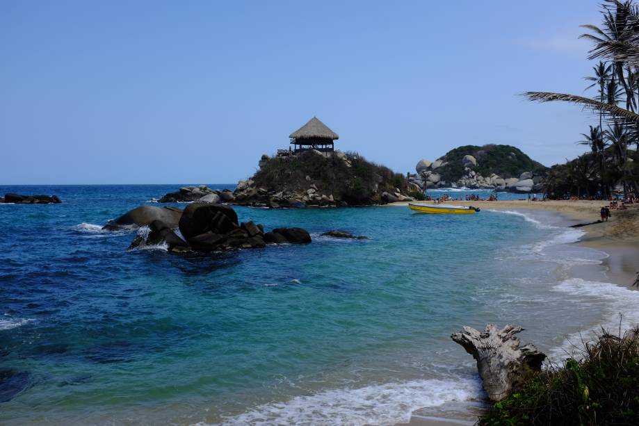 <strong>Parque Nacional Natural Tayrona</strong> No Parque Nacional Natural Tayrona, localizado na cidade litorânea de Santa Marta, há lindas praias para encantar os turistas. Seu entorno é emoldurado por uma natureza virgem e exuberante <em><a href="https://www.booking.com/region/co/tayrona-national-park.pt-br.html?aid=332455&label=viagemabril-cenarios-da-colombia" rel="Veja preços de hotéis no Parque Nacional Tayrona no Booking.com" target="_blank">Veja preços de hotéis no Parque Nacional Tayrona no Booking.com</a></em> <strong>Parque Nacional Natural Tayrona</strong> No Parque Nacional Natural Tayrona, localizado na cidade litorânea de Santa Marta, há lindas praias para encantar os turistas. Seu entorno é emoldurado por uma natureza virgem e exuberante <em><a href="https://www.booking.com/region/co/tayrona-national-park.pt-br.html?aid=332455&label=viagemabril-cenarios-da-colombia" rel="Veja preços de hotéis no Parque Nacional Tayrona no Booking.com" target="_blank">Veja preços de hotéis no Parque Nacional Tayrona no Booking.com</a></em>