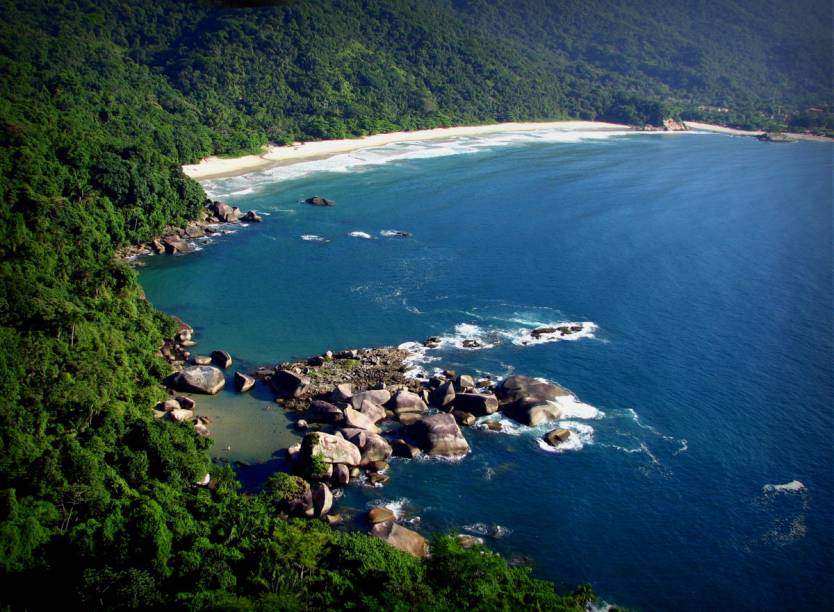 <strong>8. Praias de Paraty</strong>A maioria das praias é acessada por estradinhas a partir da Rio–Santos. Jabaquara e do Pontal são mais urbanas, e Praia Grande conta com estrutura de quiosques. As mais belas ficam no extremo sul: <strong>Cachadaço</strong> <em>(foto)</em> tem vegetação nativa e piscinas naturais (o acesso é de barco ou em caminhada de 20 minutos a partir da Le Gite dIndaiatiba; o mar forte e esverdeado da Praia do Sono atrai surfistas (aqui, o acesso pode ser pelo Condomínio Laranjeiras, por barco ou trilha de uma hora e meia desde Laranjeiras); e Antigos e Antiguinhos somam duas enseadas separadas por uma ilhota de pedras (chega-se por barco ou caminhada a partir da Praia do Sono).