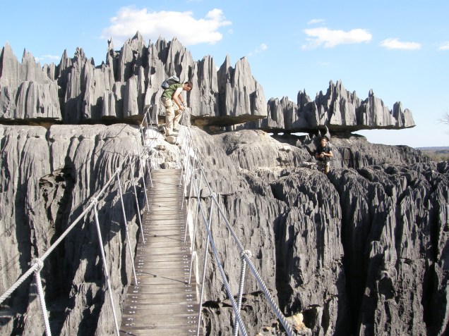 <strong>Tsingy de Bemaraha, Madagascar </strong>O paredão de rocha que pode ser acessado por pontes móveis margeia o rio Manambolo. A floresta ao redor protege espécies de pássaros e lêmures em extinção. <a href="https://www.booking.com/searchresults.pt-br.html?aid=332455&lang=pt-br&sid=eedbe6de09e709d664615ac6f1b39a5d&sb=1&src=index&src_elem=sb&error_url=https%3A%2F%2Fwww.booking.com%2Findex.pt-br.html%3Faid%3D332455%3Bsid%3Deedbe6de09e709d664615ac6f1b39a5d%3Bsb_price_type%3Dtotal%26%3B&ss=Madagascar&ssne=Ilhabela&ssne_untouched=Ilhabela&checkin_monthday=&checkin_month=&checkin_year=&checkout_monthday=&checkout_month=&checkout_year=&no_rooms=1&group_adults=2&group_children=0&from_sf=1&ss_raw=Madagascar+&ac_position=0&ac_langcode=xb&dest_id=126&dest_type=country&search_pageview_id=7f327118397701ab&search_selected=true&search_pageview_id=7f327118397701ab&ac_suggestion_list_length=5&ac_suggestion_theme_list_length=0" target="_blank" rel="noopener"><em>Busque hospedagens em Madagascar no Booking.com</em></a>