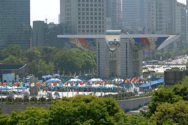 <strong>21. <a href="http://viajeaqui.abril.com.br/cidades/coreia-do-sul-seul" target="_blank" rel="noopener">Seul</a>, <a href="http://viajeaqui.abril.com.br/paises/coreia-do-sul" target="_blank" rel="noopener">Coreia do Sul</a>, 1988 </strong> O parque olímpico de Seul (foto) foi palco de uma Olimpíada marcada por tensões da Guerra Fria, entre Coreia do Sul e do Norte - que preferiu não participar do evento