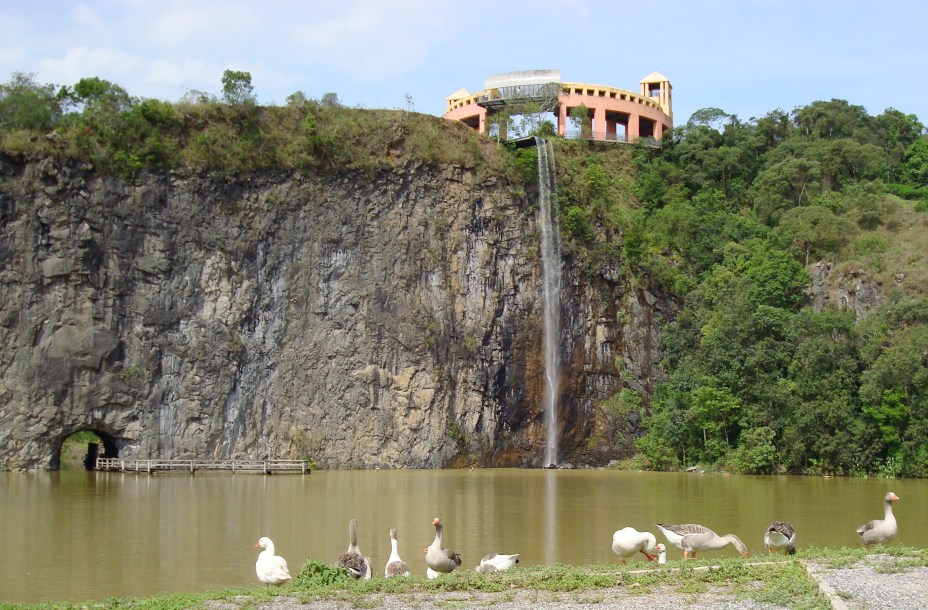 O mirante do <a href="https://viajeaqui.abril.com.br/estabelecimentos/br-pr-curitiba-atracao-parque-tangua" rel="Parque Tanguá" target="_blank">Parque Tanguá</a> fica a 65 metros de altura e tem uma cascata artificial