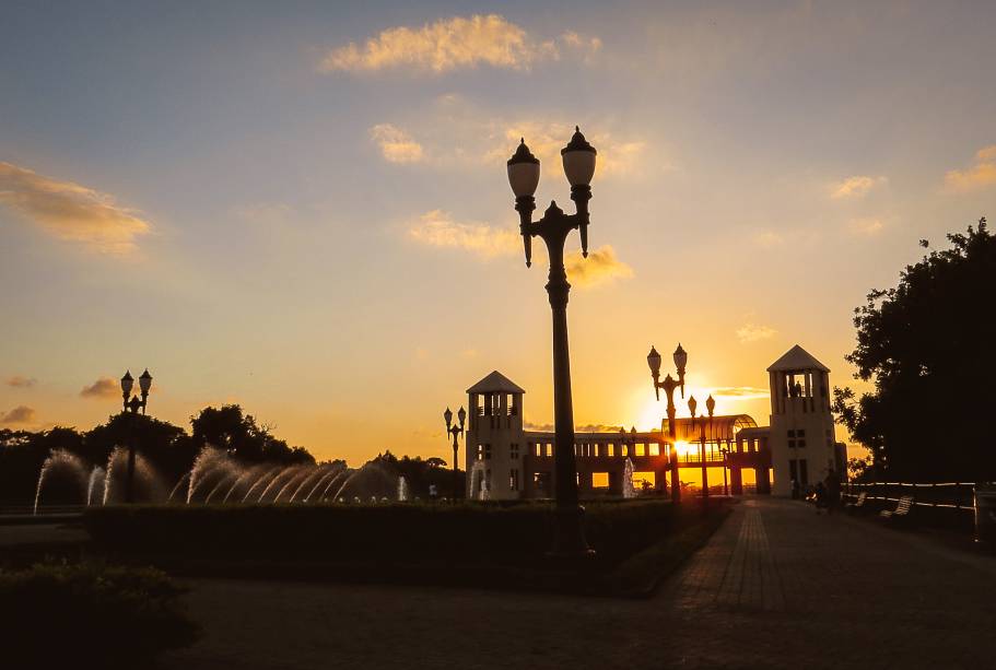 Um ótimo lugar para apreciar o pôr-do-sol em <a href="https://viajeaqui.abril.com.br/cidades/br-pr-curitiba" rel="Curitiba (PR)" target="_blank">Curitiba (PR)</a> é no <a href="https://viajeaqui.abril.com.br/estabelecimentos/br-pr-curitiba-atracao-parque-tangua" rel="Parque Tanguá" target="_blank">Parque Tanguá</a>