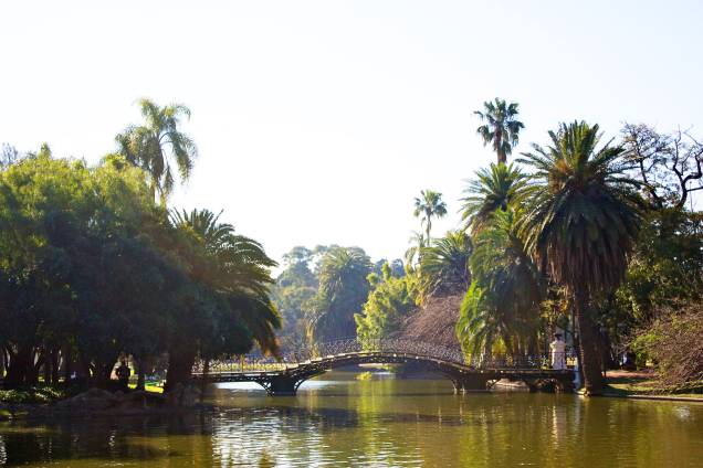 <strong>Parque Tres de Febrero </strong> Localizado em Palermo, conhecido por ser o bairro mais arborizado da capital argentina, o parque é um lugar onde a paz e a tranquilidade reinam. Ao seu redor, há belos jardins e um planetário que também valem a visita <strong>Parque Tres de Febrero </strong> Localizado em Palermo, conhecido por ser o bairro mais arborizado da capital argentina, o parque é um lugar onde a paz e a tranquilidade reinam. Ao seu redor, há belos jardins e um planetário que também valem a visita