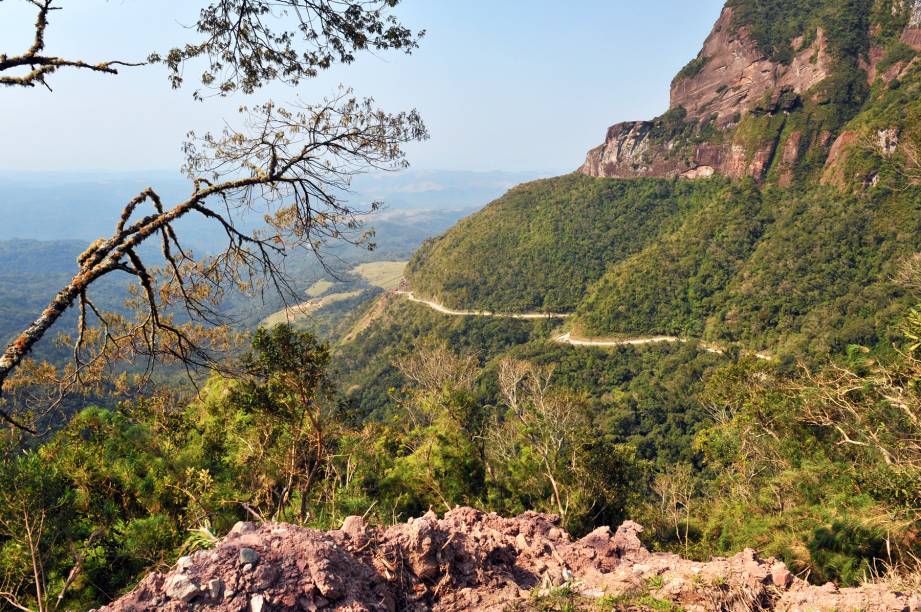 Para curitr o visual da Serra do Corvo Branco, em Santa Catarina, a dica é acelerar pouco nas curvas. Assim, avista-se os contrafortes da serra e o litoral sul do estado