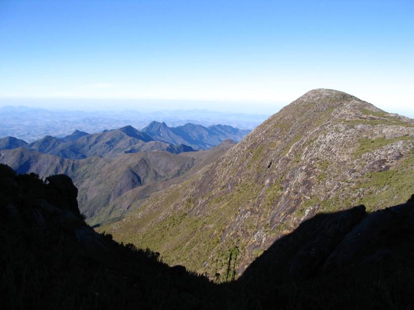 Vista da porção sul do <a href="https://viajeaqui.abril.com.br/estabelecimentos/br-mg-alto-caparao-atracao-parque-nacional-do-caparao" rel="Parque Nacional do Caparaó" target="_blank">Parque Nacional do Caparaó</a> na trilha de acesso ao <a href="https://viajeaqui.abril.com.br/estabelecimentos/br-mg-alto-caparao-atracao-pico-da-bandeira" rel="Pico da Bandeira" target="_blank">Pico da Bandeira</a>