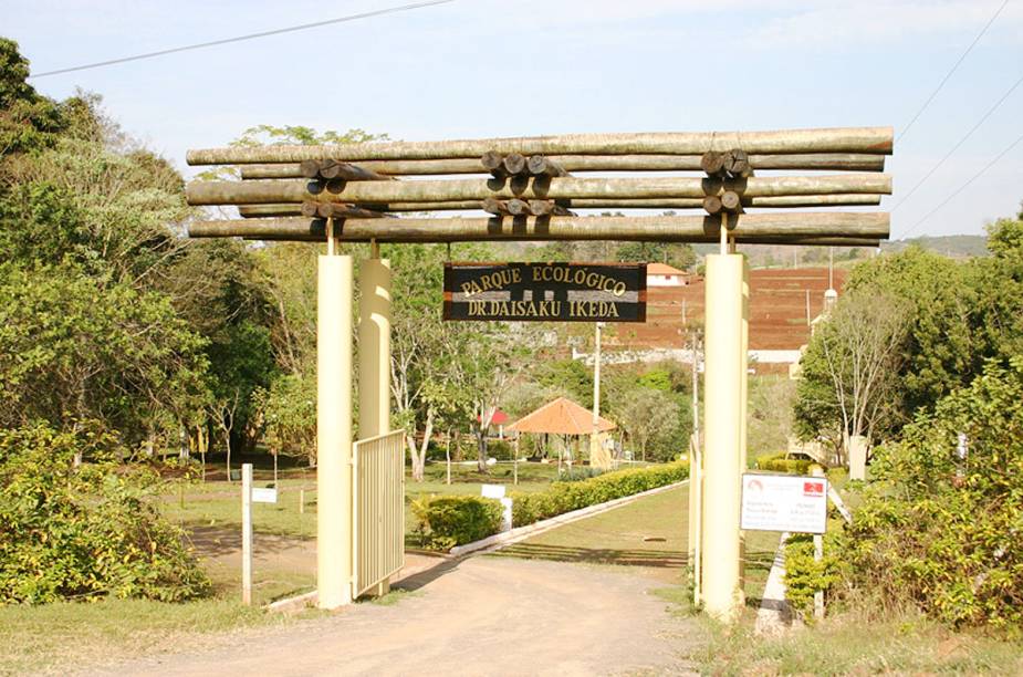 O parque ecológico fica localizado aproximadamente 12 km do centro da cidade,  foi inagurado em 2000 e seu nome homenageia o líder budista, filósofo e poeta Daisaku Ikeda. O local preserva a antiga Usina Três Bocas e sua vegetação é composta por matas nativas onde habitam 96 espécies de pássaros, 12 de mamíferos, 32 de répteis, além de peixes e anfíbios
