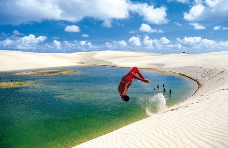 No <a href="https://viajeaqui.abril.com.br/materias/lencois-maranhenses-santo-amaro-do-maranhao" rel="Parque Nacional dos Lençóis Maranhenses" target="_self">Parque Nacional dos Lençóis Maranhenses</a>, em <a href="https://viajeaqui.abril.com.br/cidades/br-ma-barreirinhas" rel="Barreirinhas" target="_self">Barreirinhas</a>, <a href="https://viajeaqui.abril.com.br/estados/br-maranhao" rel="Maranhão" target="_self">Maranhão</a>, dunas de até 40 metros de altura formam lagoas de águas cristalinas, em uma área margeada por 70 quilômetros de praias