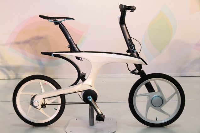 A ultra-leve e dinâmica Pas With, da Yamaha, é uma bicicleta elétrica que serve de complemento ao transporte público em trens, bondes, metrô e ônibus, que cobririam as grandes distâncias, deixando as menores para a magrela