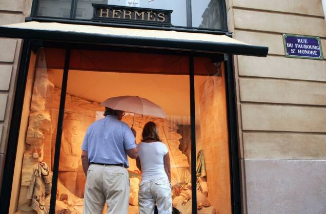 A rua Faubourg - St. Honoré tem algumas das vitrines mais encantoras do mundo, atraindo a atenção de todos que passam (e sonham) por suas ruas A rua Faubourg - St. Honoré tem algumas das vitrines mais encantoras do mundo, atraindo a atenção de todos que passam (e sonham) por suas ruas