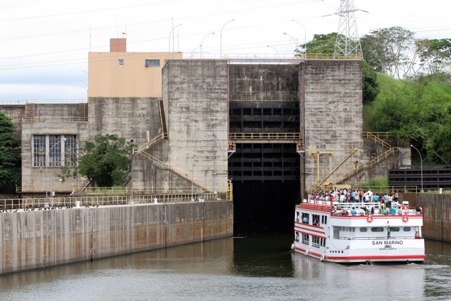 Passeio pela eclusa de Barra Bonita, na hidrovia Tietê-Paraná