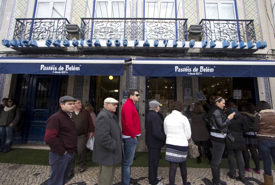 Não se assuste com a fila, o lugar é imenso e a espera é curta. Quando sentar, aproveite e peça 3,4,5... Pastéis de Belém