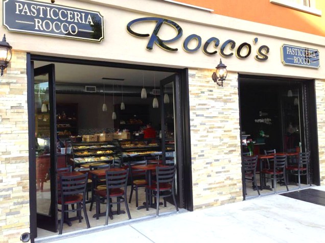 <strong><a href="https://roccos.nyc/" rel="Pasticceria Rocco" target="_blank">Pasticceria Rocco</a></strong>            Sanduíches, wraps e paninis estão entres as principais escolhas do cardápio. O lugar também oferece um café da manhã bem completo, com escolhas que variam entre panquecas, brioches, omeletes e croissant. <em>9402 4th Ave, Brooklyn, 11209</em> e <em>243 Bleecker Street, West Village, 10014</em>