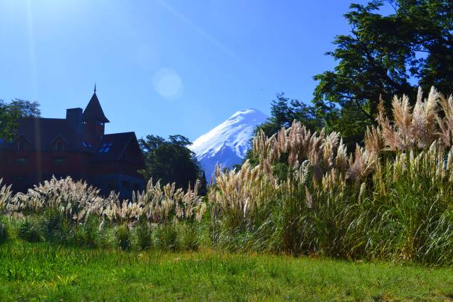 Há várias facetas dentro da <a href="https://viajeaqui.abril.com.br/cidades/ar-patagonia" rel="Patagônia" target="_blank">Patagônia</a>. Muito mais que um destino de inverno repleto de montanhas e geleiras, a região também é muito atraente no verão, quando a procura por trilhas, canoagem e pescas aumenta. Há, também, pousadas de charme e bons restaurantes para entreter os turistas que passeiam pelas cidades locais Há várias facetas dentro da <a href="https://viajeaqui.abril.com.br/cidades/ar-patagonia" rel="Patagônia" target="_blank">Patagônia</a>. Muito mais que um destino de inverno repleto de montanhas e geleiras, a região também é muito atraente no verão, quando a procura por trilhas, canoagem e pescas aumenta. Há, também, pousadas de charme e bons restaurantes para entreter os turistas que passeiam pelas cidades locais