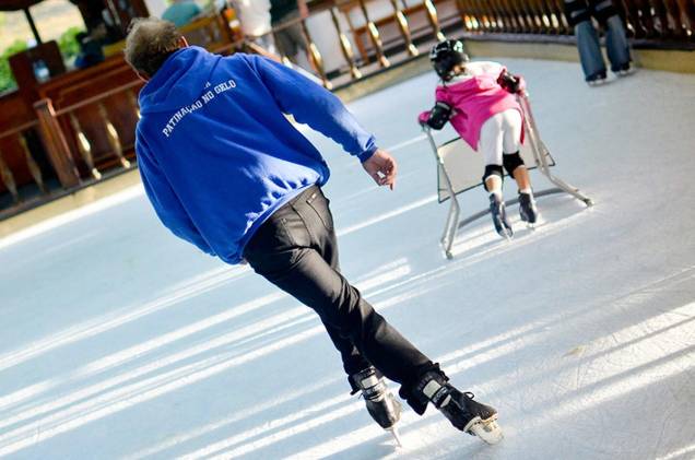 Não tem neve em Monte Verde, mas uma pista de patinação no gelo diverte crianças e adultos