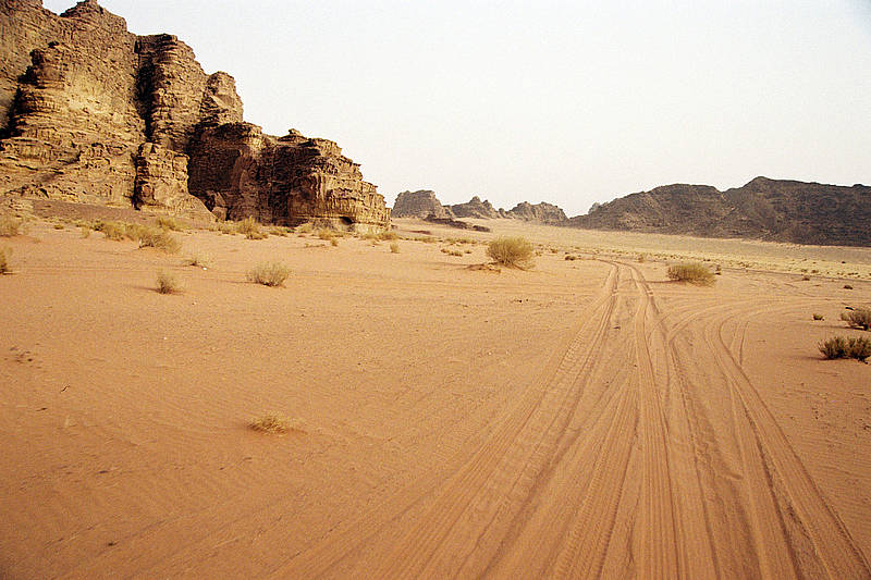 <strong>Zona Protegida de Wadi Rum (<a href="https://viajeaqui.abril.com.br/paises/jordania" rel="Jordânia" target="_blank">Jordânia</a>)</strong><br />A área desértica de Wadi Rum, no Sul da Jordânia, reúne cânions, falésias, além de pinturas rupestres