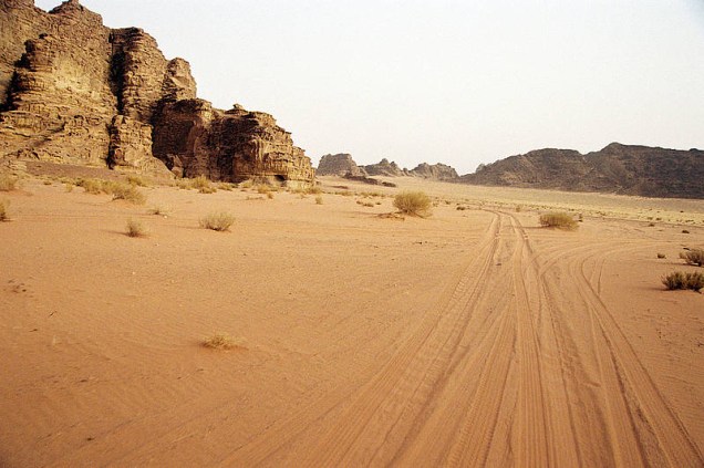 <strong>Zona Protegida de Wadi Rum (<a href="https://viajeaqui.abril.com.br/paises/jordania" rel="Jordânia" target="_blank">Jordânia</a>)</strong><br />A área desértica de Wadi Rum, no Sul da Jordânia, reúne cânions, falésias, além de pinturas rupestres