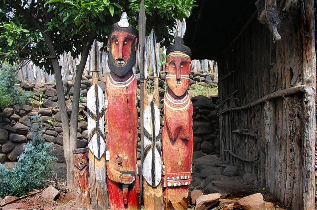 <strong>Paisagem cultural de Konso (Etiópia)</strong><br />Estátuas esculpidas em madeira simbolizam as comunidades que vivem em Konso, na Etiópia