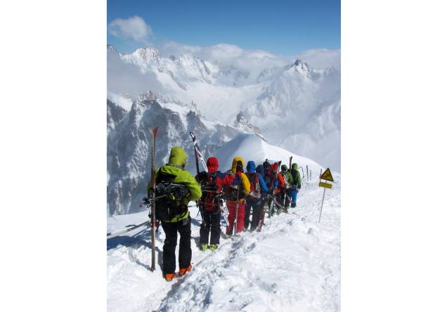 Alpinistas rumo ao Valée Blanche, no topo da Europa, em <a href="http://viajeaqui.abril.com.br/materias/esqui-e-vida-selvagem-na-francesa-chamonix" rel="Chamonix Mont Blanc" target="_blank">Chamonix Mont Blanc</a>, <a href="http://viajeaqui.abril.com.br/paises/franca" rel="França" target="_blank">França</a>
