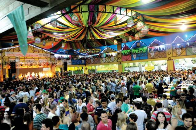 Atrações culturais, folclóricas e musicais agitam o pavilhão da Festa Nacional do Marreco - Fenarreco, em Brusque, Santa Catarina