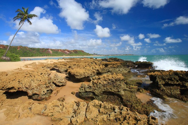 A Praia do Coqueirinho em Conde (PB) fica na enseada com coqueiros, rochas e fontes